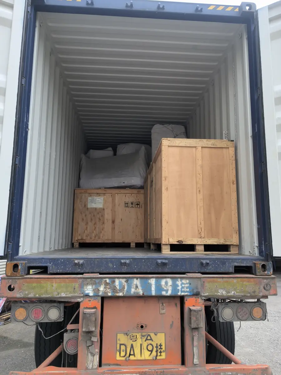 Wooden crate container loading in Guangzhou